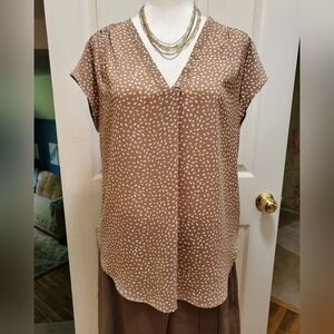 Fun 2 Fun, Lillian V-neck blouse, Size M, tan with white
